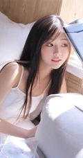 绝少女的周末日，纯白肩带衣短裤女孩居家室内休息看书，吹风扇写真