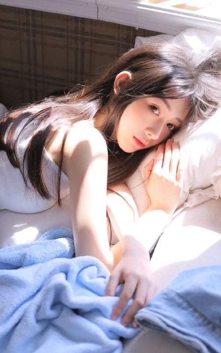 绝少女的周末日，纯白肩带衣短裤女孩居家室内休息看书，吹风扇写真