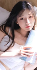 绝少女的周末日，纯白肩带衣短裤女孩居家室内休息看书，吹风扇写真