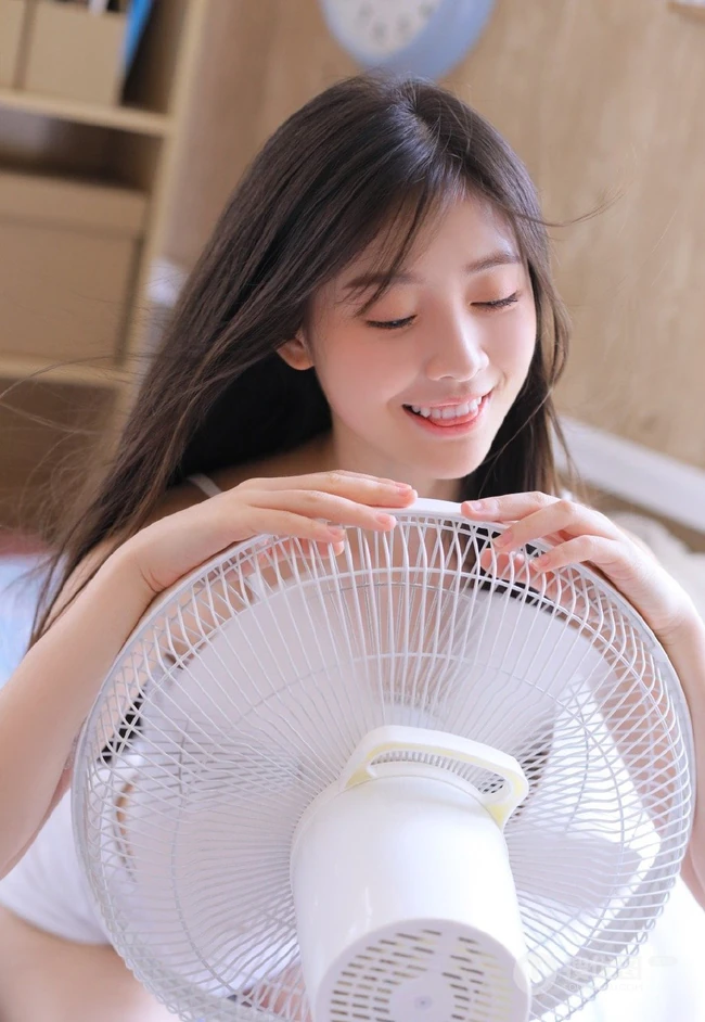 绝少女的周末日，纯白肩带衣短裤女孩居家室内休息看书，吹风扇写真