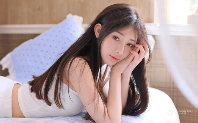 绝少女的周末日，纯白肩带衣短裤女孩居家室内休息看书，吹风扇写真