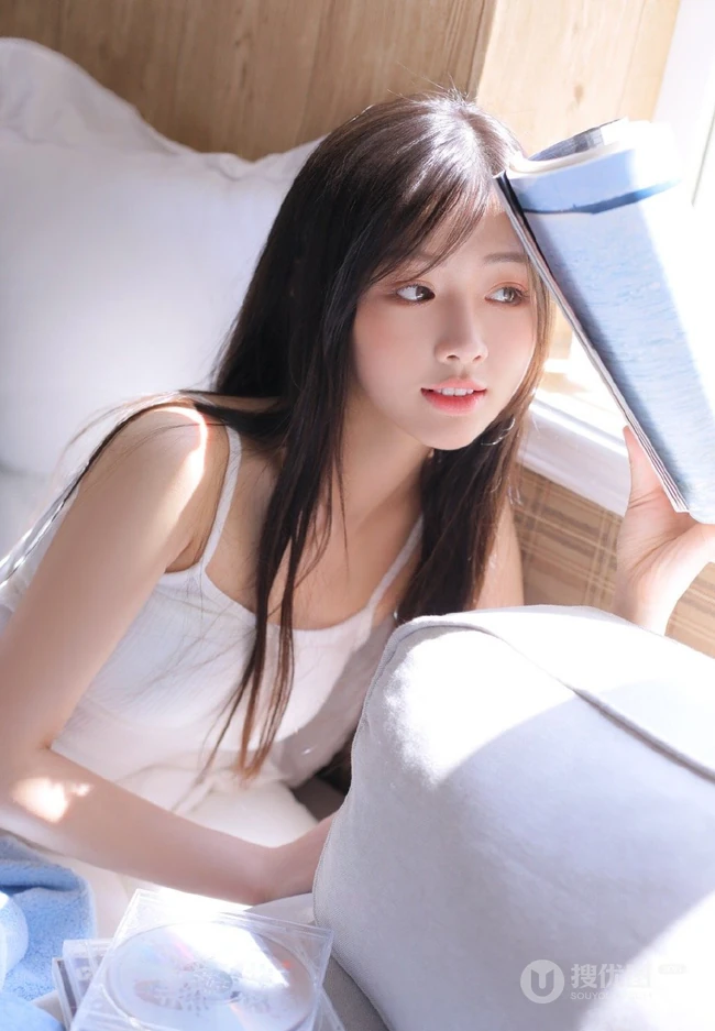 绝少女的周末日，纯白肩带衣短裤女孩居家室内休息看书，吹风扇写真
