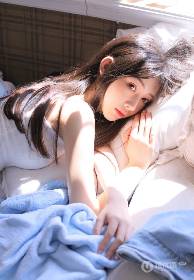 绝少女的周末日，纯白肩带衣短裤女孩居家室内休息看书，吹风扇写真