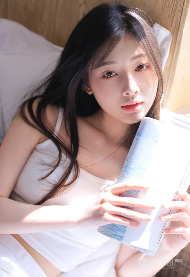 绝少女的周末日，纯白肩带衣短裤女孩居家室内休息看书，吹风扇写真