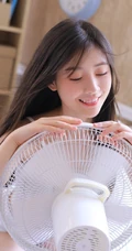 绝少女的周末日，纯白肩带衣短裤女孩居家室内休息看书，吹风扇写真
