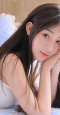 绝少女的周末日，纯白肩带衣短裤女孩居家室内休息看书，吹风扇写真