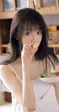 厨房里的甜美笑容肩带衫短裙女孩，手拿刀叉吃水果清新写真图集
