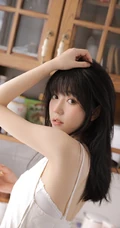 厨房里的甜美笑容肩带衫短裙女孩，手拿刀叉吃水果清新写真图集