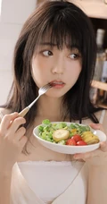 厨房里的甜美笑容肩带衫短裙女孩，手拿刀叉吃水果清新写真图集