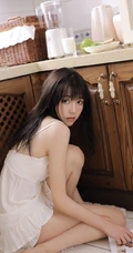 厨房里的甜美笑容肩带衫短裙女孩，手拿刀叉吃水果清新写真图集