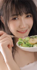 厨房里的甜美笑容肩带衫短裙女孩，手拿刀叉吃水果清新写真图集