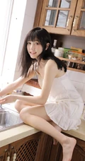 厨房里的甜美笑容肩带衫短裙女孩，手拿刀叉吃水果清新写真图集