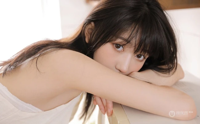 厨房里的甜美笑容肩带衫短裙女孩，手拿刀叉吃水果清新写真图集