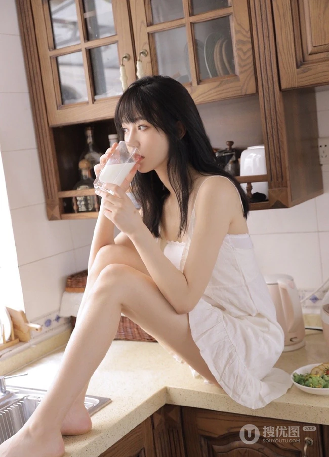 厨房里的甜美笑容肩带衫短裙女孩，手拿刀叉吃水果清新写真图集