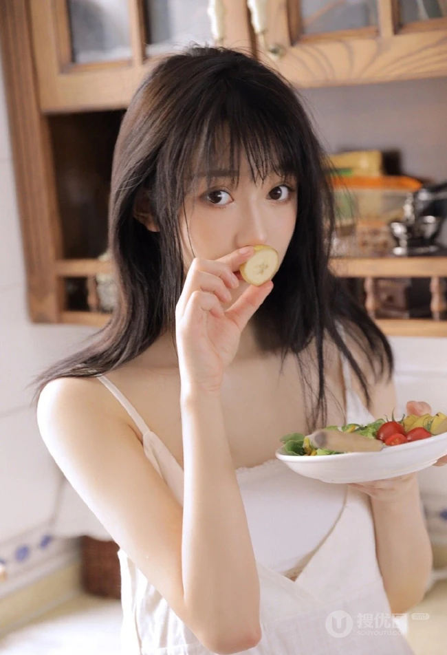 厨房里的甜美笑容肩带衫短裙女孩，手拿刀叉吃水果清新写真图集