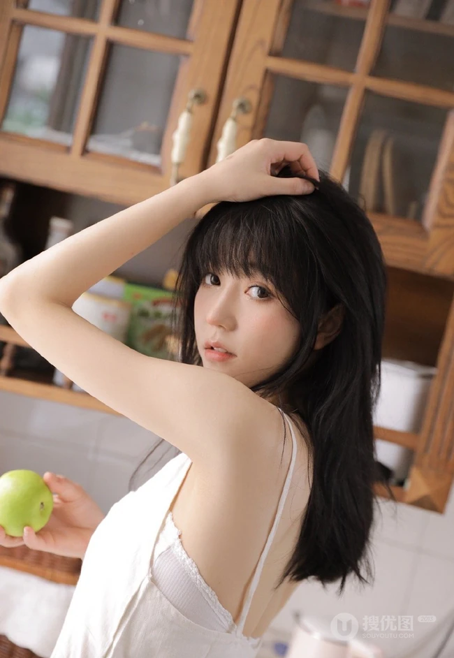 厨房里的甜美笑容肩带衫短裙女孩，手拿刀叉吃水果清新写真图集