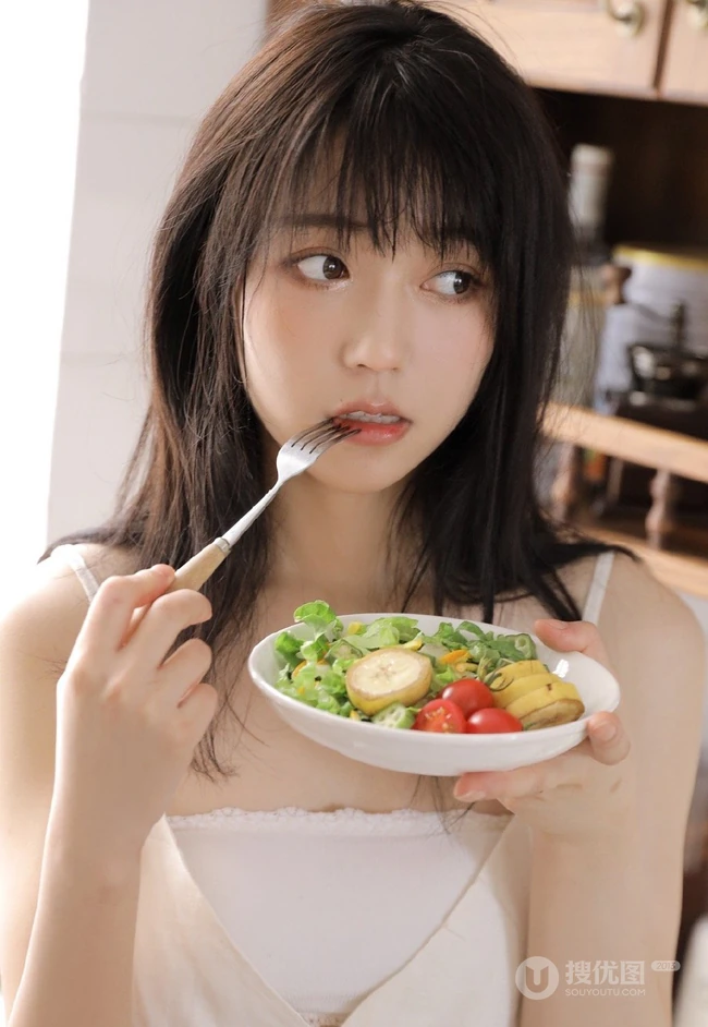 厨房里的甜美笑容肩带衫短裙女孩，手拿刀叉吃水果清新写真图集