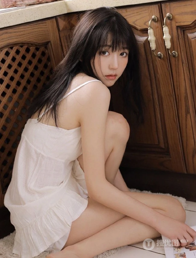 厨房里的甜美笑容肩带衫短裙女孩，手拿刀叉吃水果清新写真图集