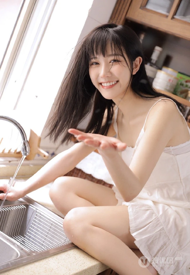 厨房里的甜美笑容肩带衫短裙女孩，手拿刀叉吃水果清新写真图集