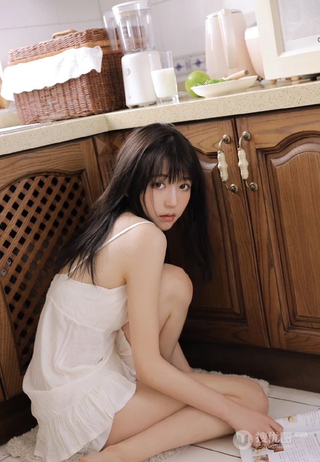 厨房里的甜美笑容肩带衫短裙女孩，手拿刀叉吃水果清新写真图集