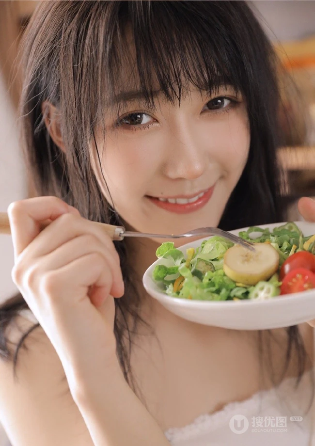 厨房里的甜美笑容肩带衫短裙女孩，手拿刀叉吃水果清新写真图集