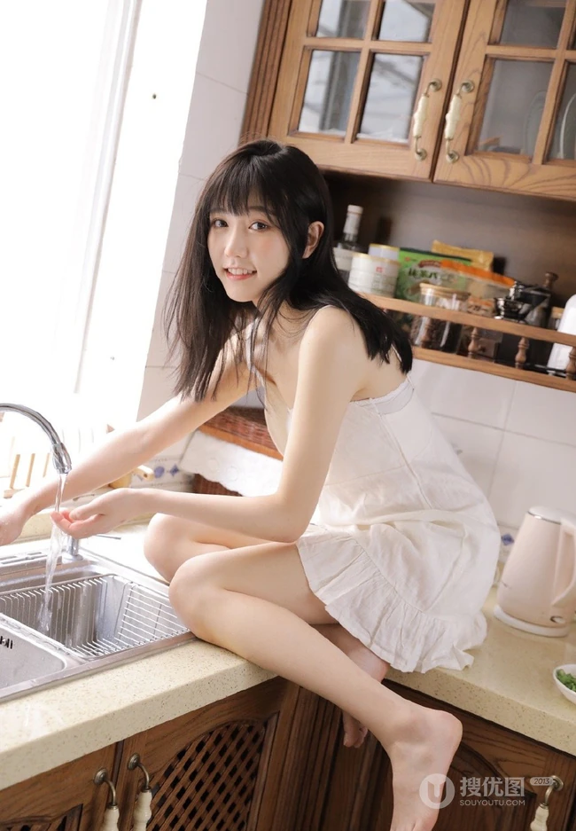 厨房里的甜美笑容肩带衫短裙女孩，手拿刀叉吃水果清新写真图集