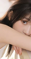 厨房里的甜美笑容肩带衫短裙女孩，手拿刀叉吃水果清新写真图集