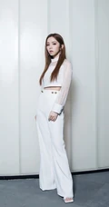 邓紫棋白衣白裤穿着酷美写真图片
