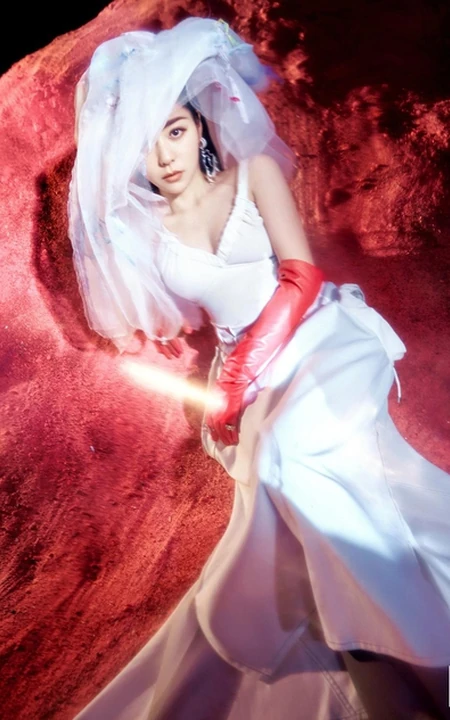 张靓颖造型优雅粉色沙滩写真杂志大片