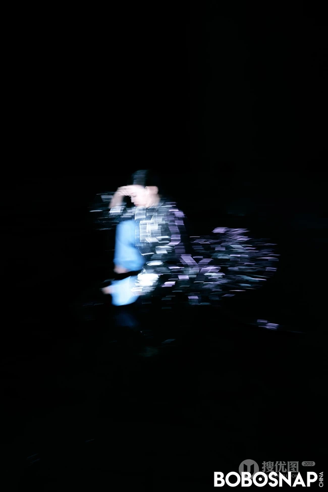 张靓颖造型优雅粉色沙滩写真杂志大片