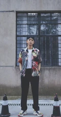 李现时尚潮流穿着热带雨林风幕布前代言写真图片
