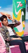 李现时尚潮流穿着热带雨林风幕布前代言写真图片