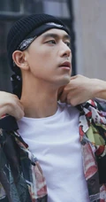 李现时尚潮流穿着热带雨林风幕布前代言写真图片