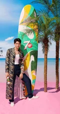 李现时尚潮流穿着热带雨林风幕布前代言写真图片