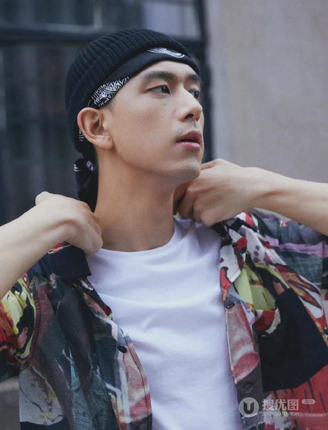 李现时尚潮流穿着热带雨林风幕布前代言写真图片