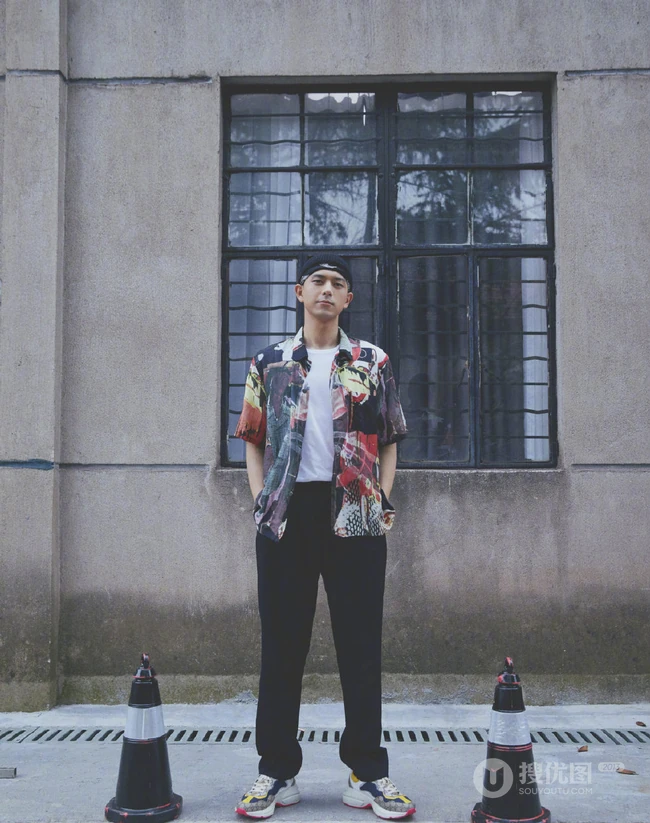 李现时尚潮流穿着热带雨林风幕布前代言写真图片