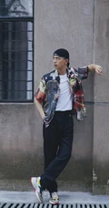 李现时尚潮流穿着热带雨林风幕布前代言写真图片