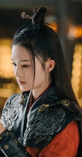李沁《锦绣南歌》古装仗剑造型剧照美图，酷美，飒爽，英姿勃发
