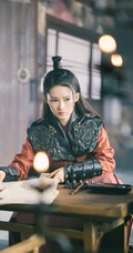 李沁《锦绣南歌》古装仗剑造型剧照美图，酷美，飒爽，英姿勃发