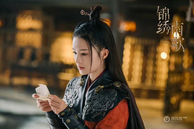 李沁《锦绣南歌》古装仗剑造型剧照美图，酷美，飒爽，英姿勃发