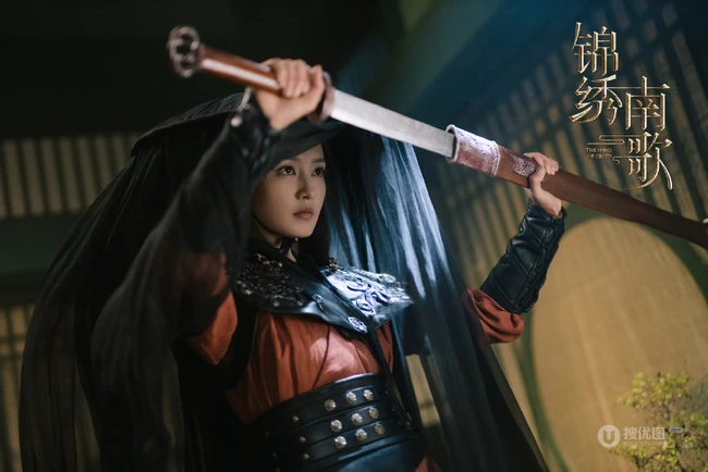 李沁《锦绣南歌》古装仗剑造型剧照美图，酷美，飒爽，英姿勃发