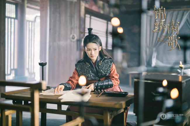 李沁《锦绣南歌》古装仗剑造型剧照美图，酷美，飒爽，英姿勃发