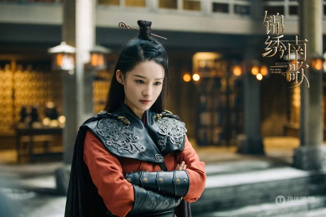 李沁《锦绣南歌》古装仗剑造型剧照美图，酷美，飒爽，英姿勃发