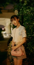 邓恩熙休闲白T，短裤，小包包装扮现在夜晚街头清新美照