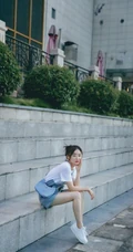 袁姗姗白衫，短裤，戴眼镜造型户外某广场台阶休闲生活照片
