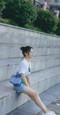 袁姗姗白衫，短裤，戴眼镜造型户外某广场台阶休闲生活照片
