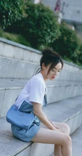 袁姗姗白衫，短裤，戴眼镜造型户外某广场台阶休闲生活照片