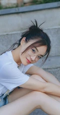 袁姗姗白衫，短裤，戴眼镜造型户外某广场台阶休闲生活照片