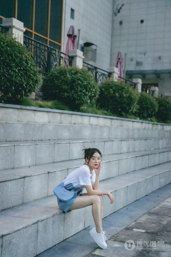 袁姗姗白衫，短裤，戴眼镜造型户外某广场台阶休闲生活照片