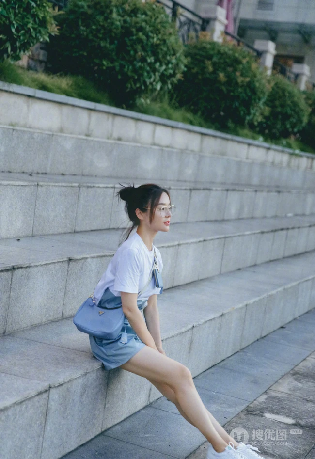 袁姗姗白衫，短裤，戴眼镜造型户外某广场台阶休闲生活照片
